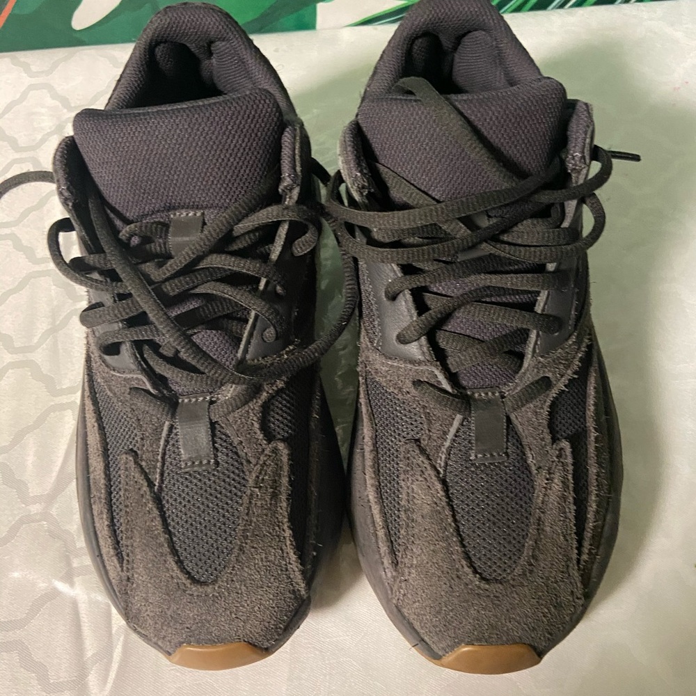 Adidas Yeezy 700
